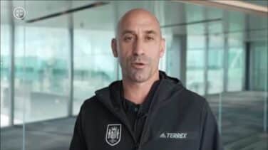 Rubiales pide perdón tras el beso a Jenni Hermoso: "Lo vi natural, pero veo que se ha formado revuelo"
