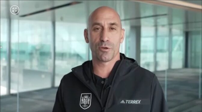 Rubiales pide perdón tras el beso a Jenni Hermoso: "Lo vi natural, pero veo que se ha formado revuelo"