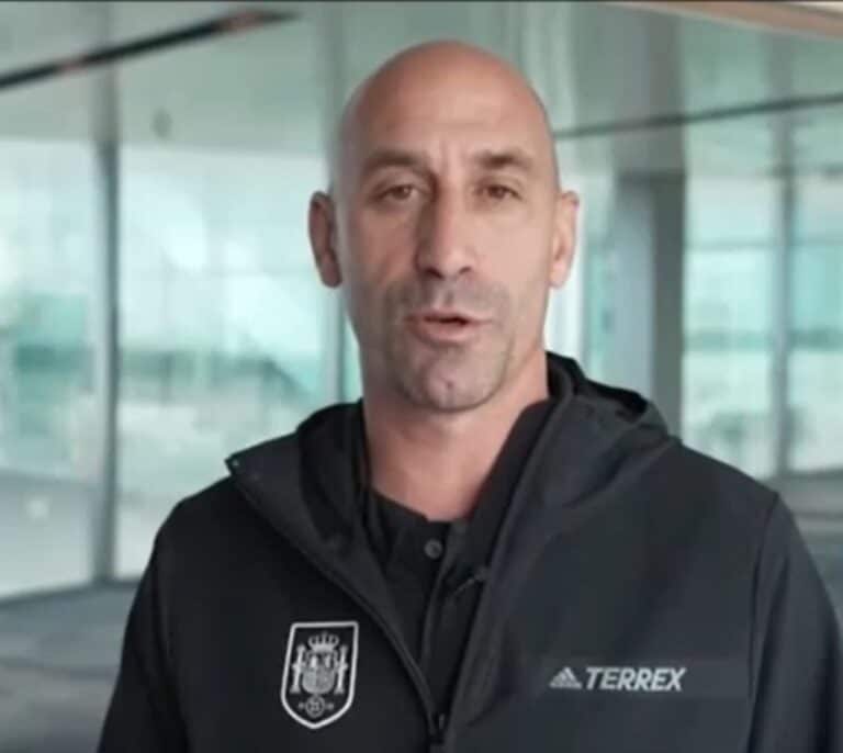 Rubiales pide perdón tras el beso a Jenni Hermoso: "Lo vi natural, pero veo que se ha formado revuelo"