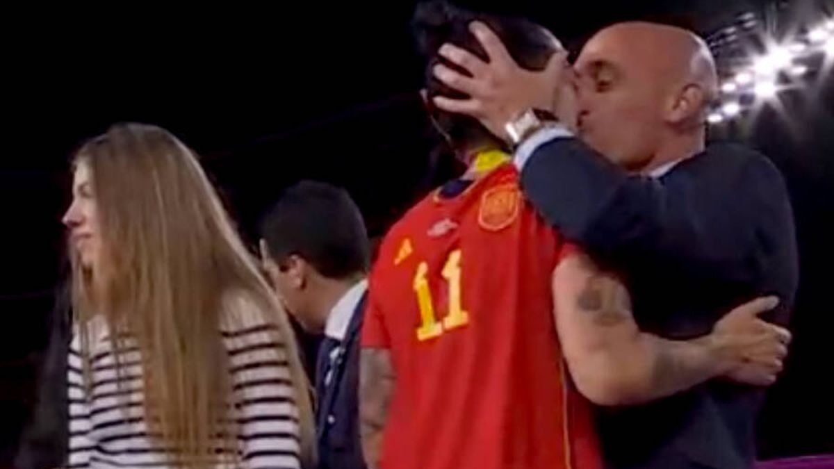 Luis Rubiales besa en la boca a Jennifer Hermoso