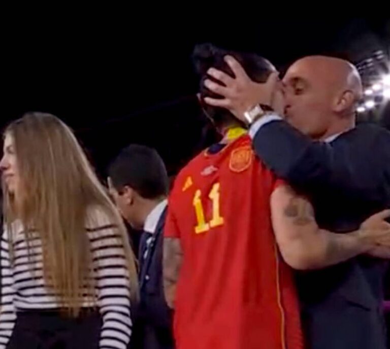 El momento más delicado de Rubiales: su beso podría ser un delito de agresión sexual con la ley del 'solo sí es sí'