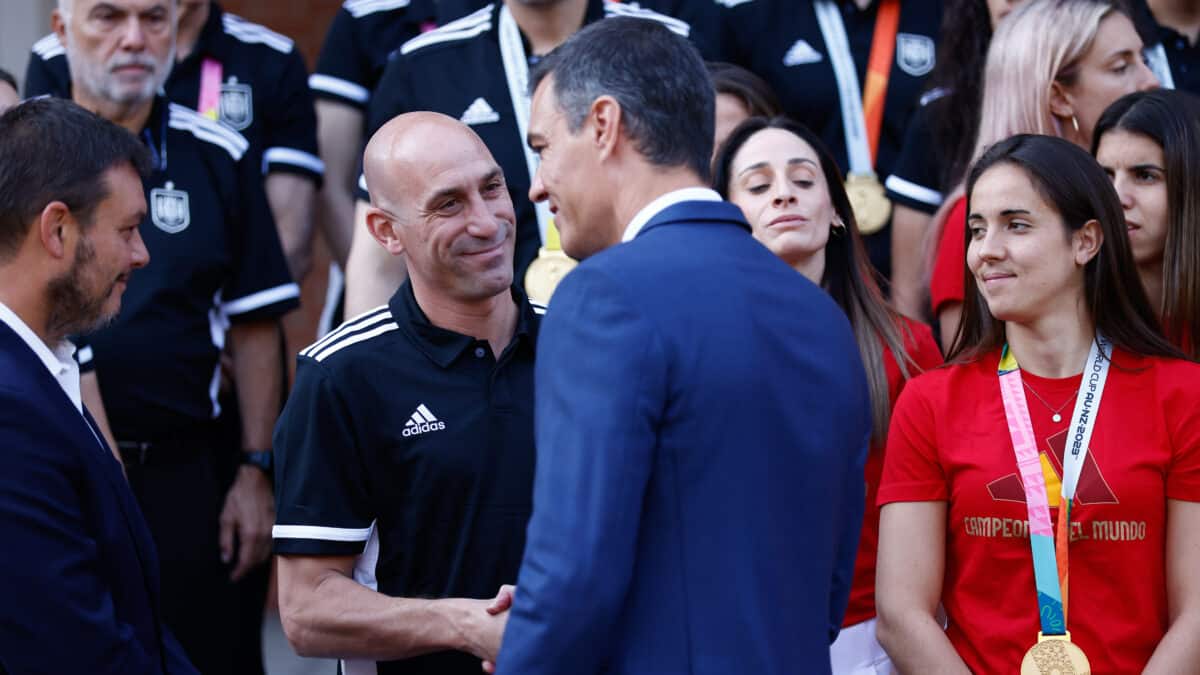 El presidente del Gobierno, Pedro Sánchez, saluda a Luis Rubiales después del triunfo de la Selección Femenina en el Mundial de Fútbol