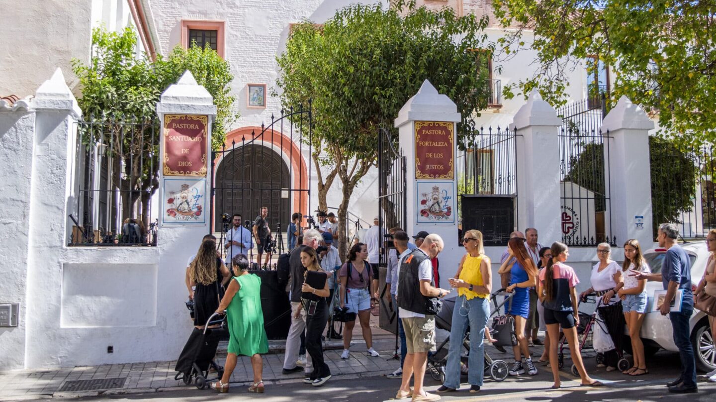 Aledaños de la iglesia de Divina Pastora de Motril donde se halla encerrada la madre de Luis Rubiales.