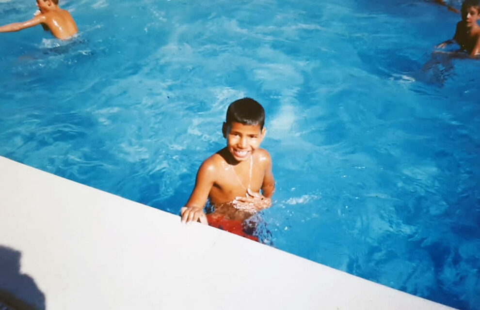 Salamu Hamudi Bachri, en la piscina, en 1996, en San Juan del Puerto (Huelva), durante Vacaciones en Paz