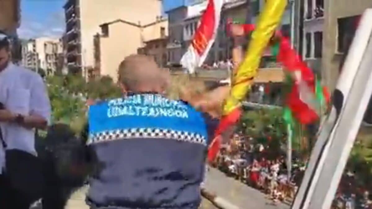 Una concejal de Bildu, sacada a la fuerza tras mostrar una ikurriña en el chupinazo de las fiestas de Estella