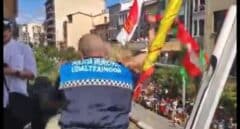 Una concejal de Bildu, sacada a la fuerza tras mostrar una ikurriña en el chupinazo de las fiestas de Estella