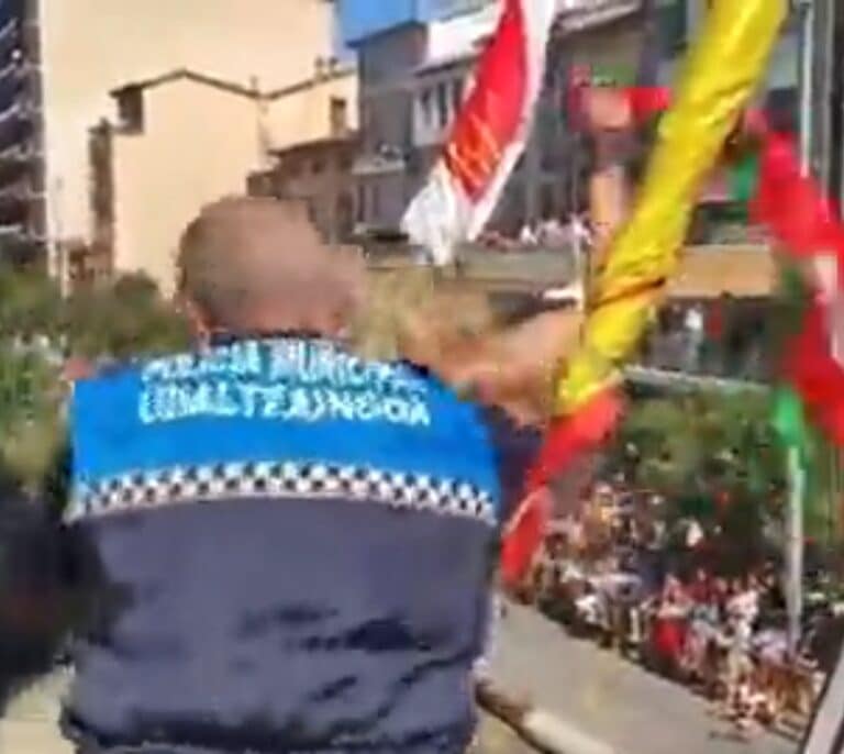 Una concejal de Bildu, sacada a la fuerza tras mostrar una ikurriña en el chupinazo de las fiestas de Estella