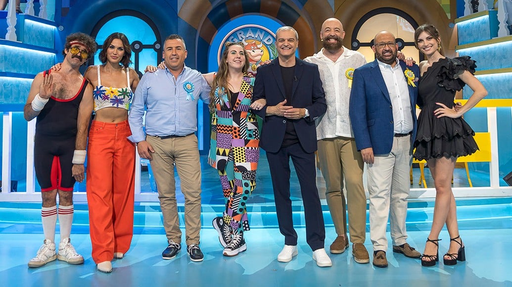 Los presentadores del 'Grand Prix' junto a los invitados del segundo programa de la temporada