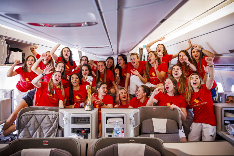 Las jugadoras de la selección española de fútbol femenino celebran su victoria en el Campeonato del Mundo dentro del avión en Doha, de camino a Madrid