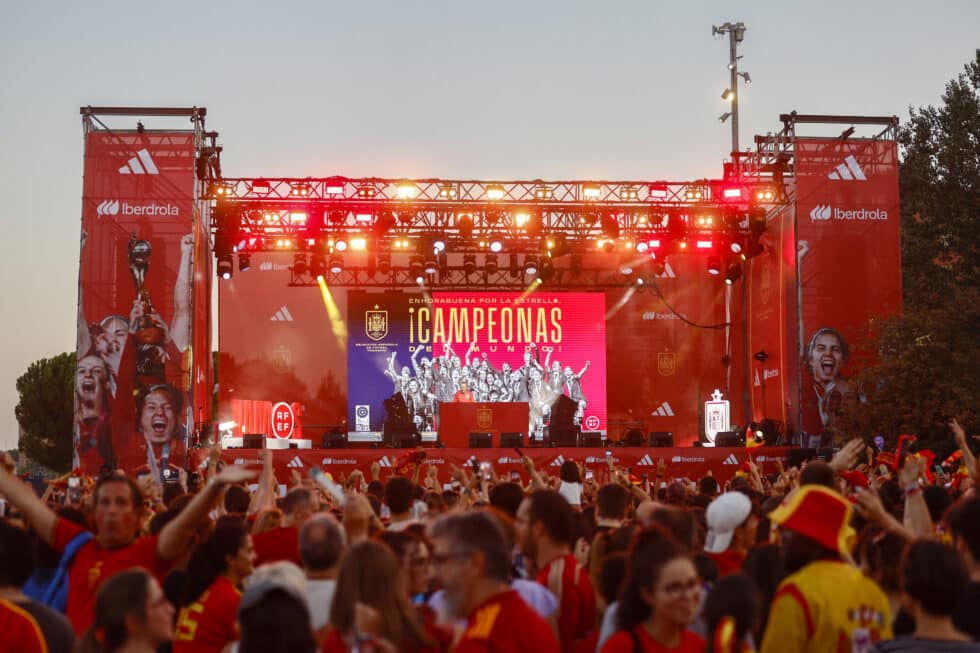 Miles de personas asisten a la fiesta de recibimiento a la selección femenina de fútbol, nueva campeona del Mundo, este lunes en la explanada Puente del Rey, en Madrid.