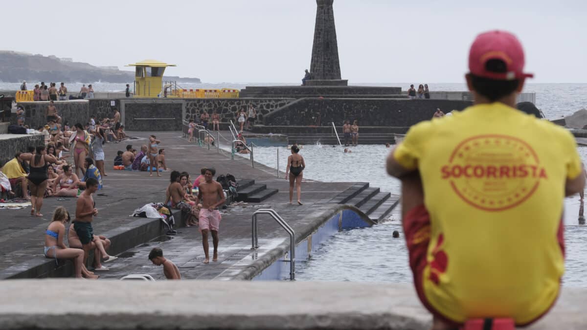 Un socorrista vigila las piscinas naturales de Bajamar