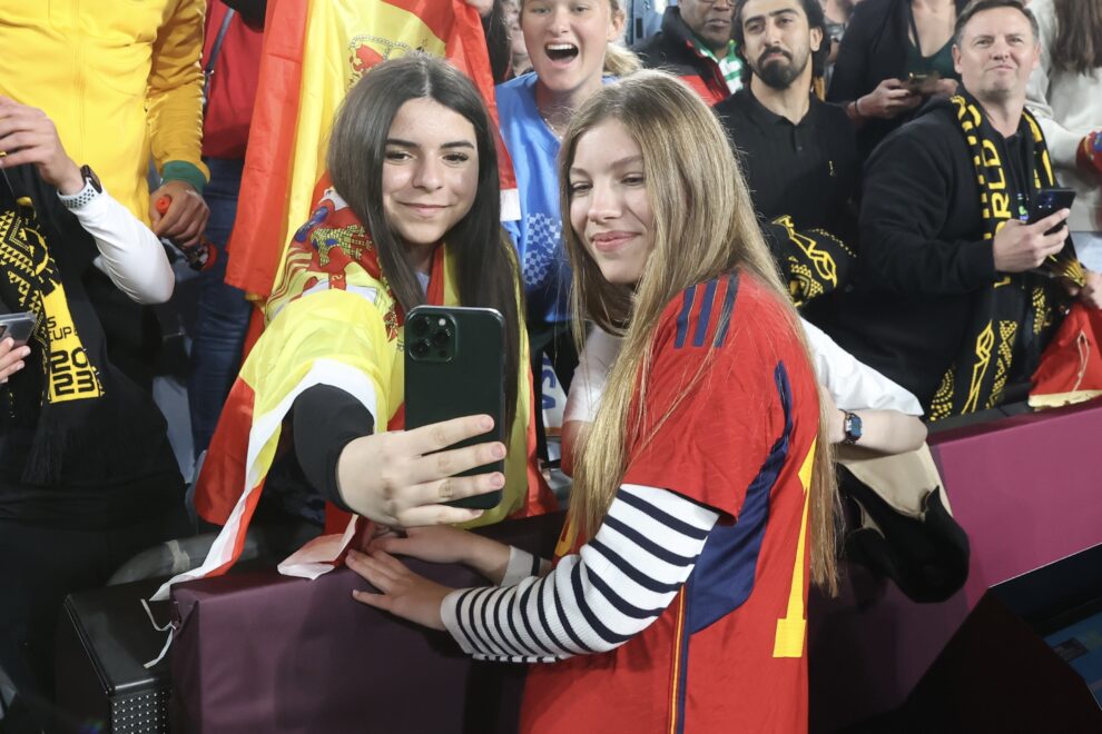 La infanta Sofía posa con una seguidora en la final del Mundial