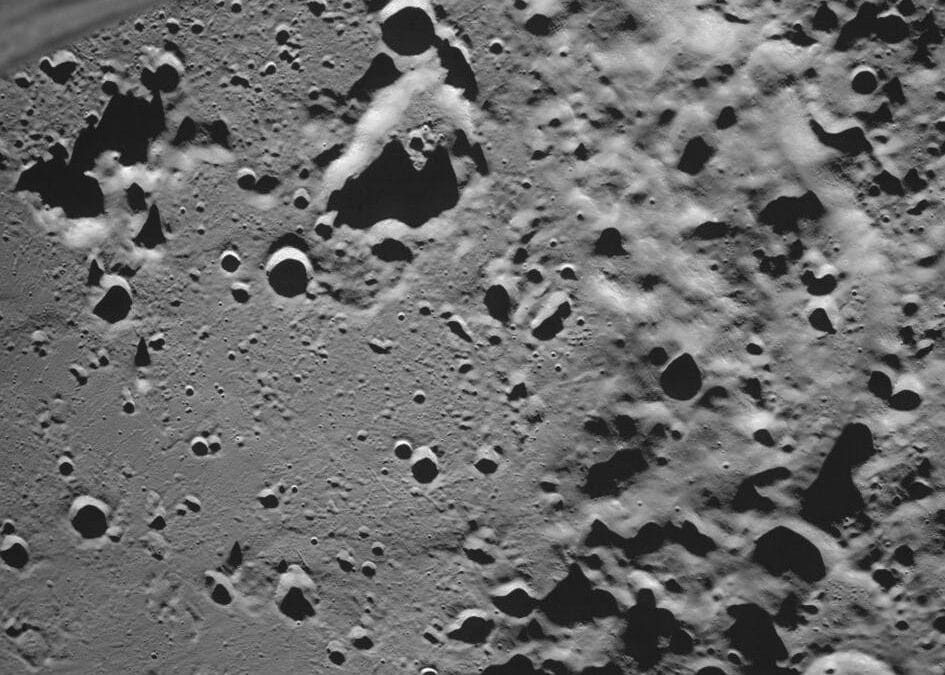 Vista de la foto difundida por la agencia espacial rusa Roscosmos enviada por la sonda Luna-25.