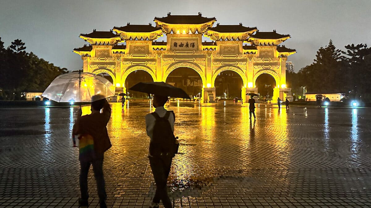 La gente sale de la Plaza de la Libertad después de asistir a una vigilia con velas en la Plaza de la Libertad en Taipei