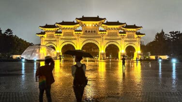 Detienen a un español en Taiwán por frotar las puertas de un templo histórico con productos de limpieza