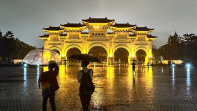 Detienen a un español en Taiwán por frotar las puertas de un templo histórico con productos de limpieza