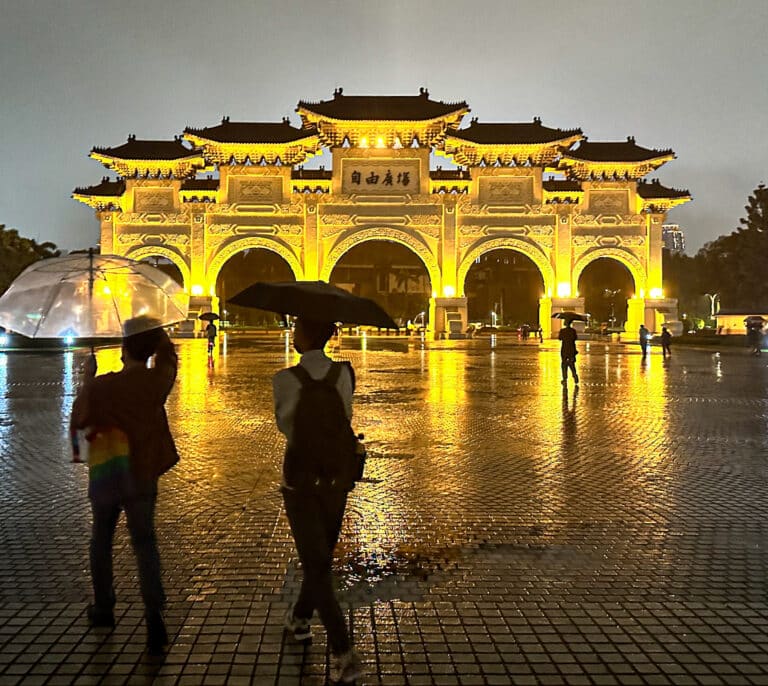 Detienen a un español en Taiwán por frotar las puertas de un templo histórico con productos de limpieza