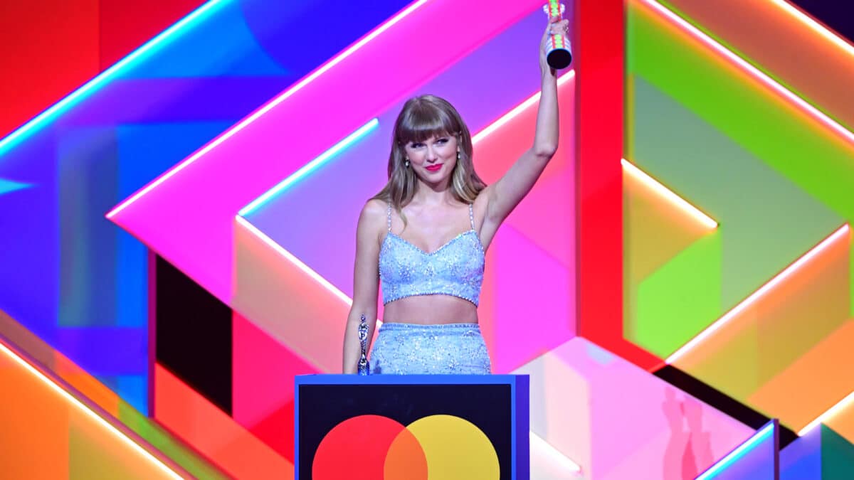 La cantante estadounidense Taylor Swift acepta el premio Global Icon durante los Brit Awards 2021 en el O2 Arena