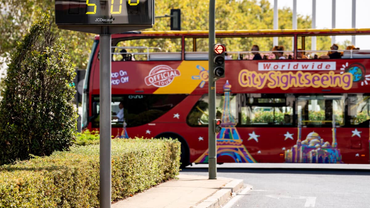 Termómetro a 50 grados en la Plaza Duquesa de Alba, el día que Agencia Estatal de Meteorología (Aemet) ha activado el aviso rojo por altas temperaturas a 11 de agosto del 2023 en Sevilla (Andalucía)