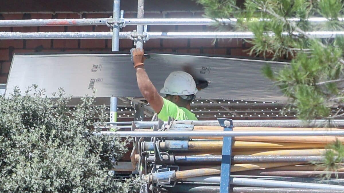 Un trabajador de la construcción, en una obra en Madrid.