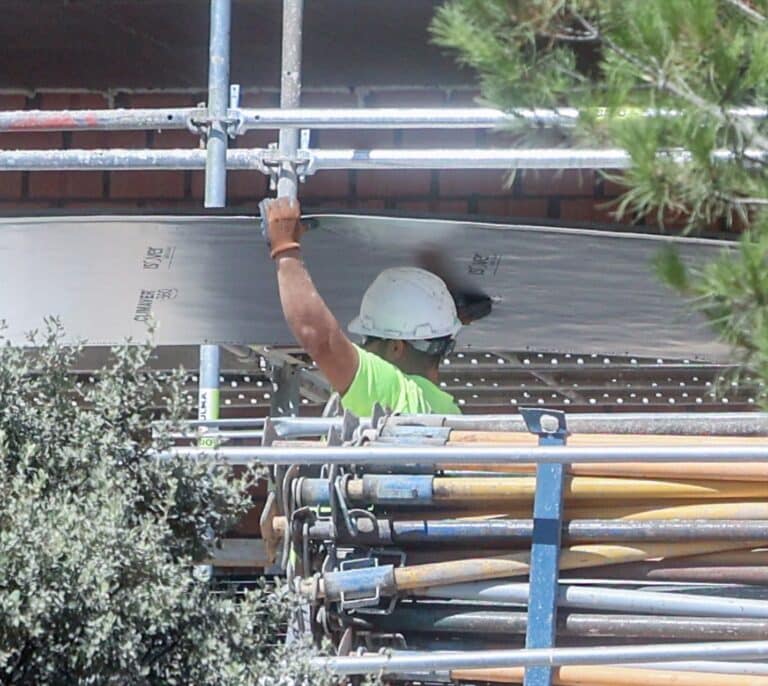 El Gobierno cede ante las empresas y permite contratar a empleados de la construcción en el extranjero