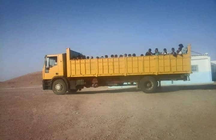 Transporte de niños y niños saharauis desde los campamentos de refugiados al aeropuerto de Tinduf (Argelia).