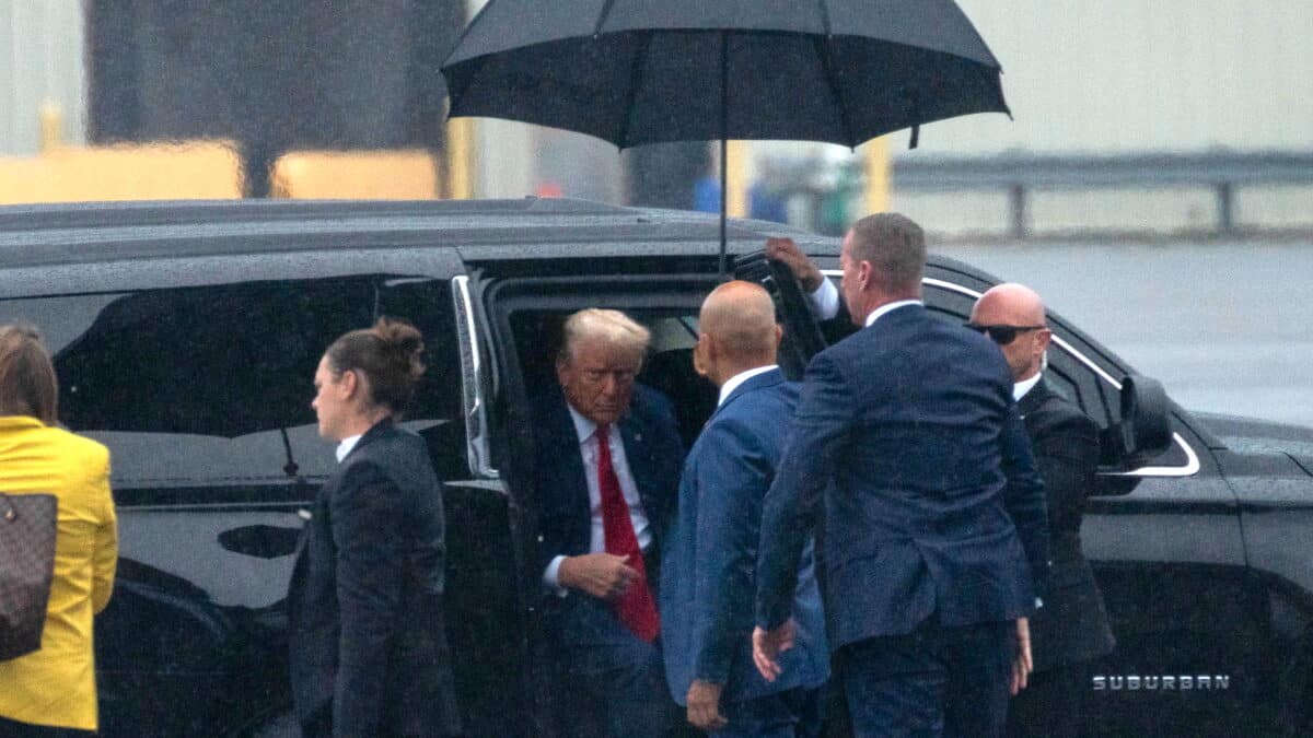 El expresidente estadounidense Donald J. Trump (C-R) llega al Aeropuerto Nacional Ronald Reagan de Washington después de que la jueza Tanya Sue Chutkan lo procesara en Washington