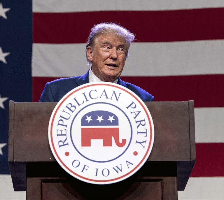 Trump vuelve a X (Twitter) vendiendo tazas y camisetas con su foto policial