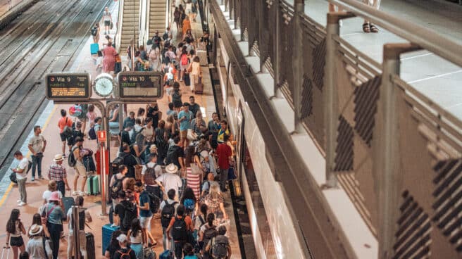 Un fallo en la infraestructura de Adif provoca el caos en los Cercanías de Madrid Varias personas en el andén de un tren de cercanías en la estación Almudena Grandes-Atocha Cercanías