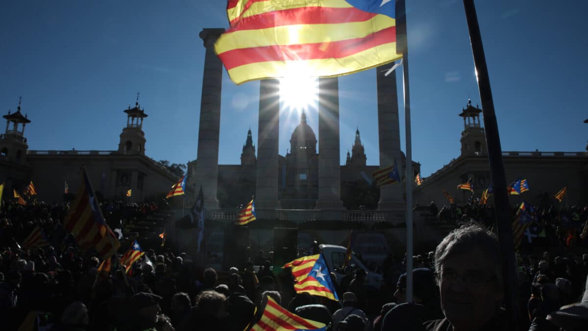 Varias personas con banderas de la estelada participan en la manifestación ‘Aquí no s'ha acabat res' contra la Cumbre Hispano-Francesa