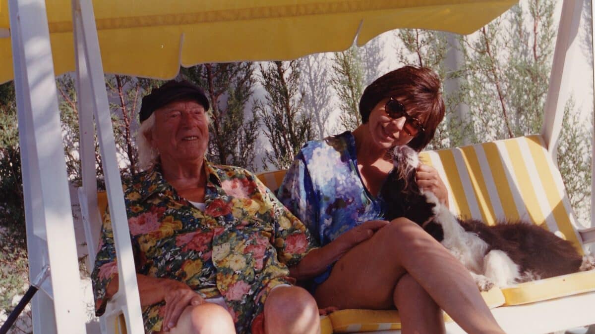 Rafael Alberti y María Asunción Mateo en el jardín de su casa.