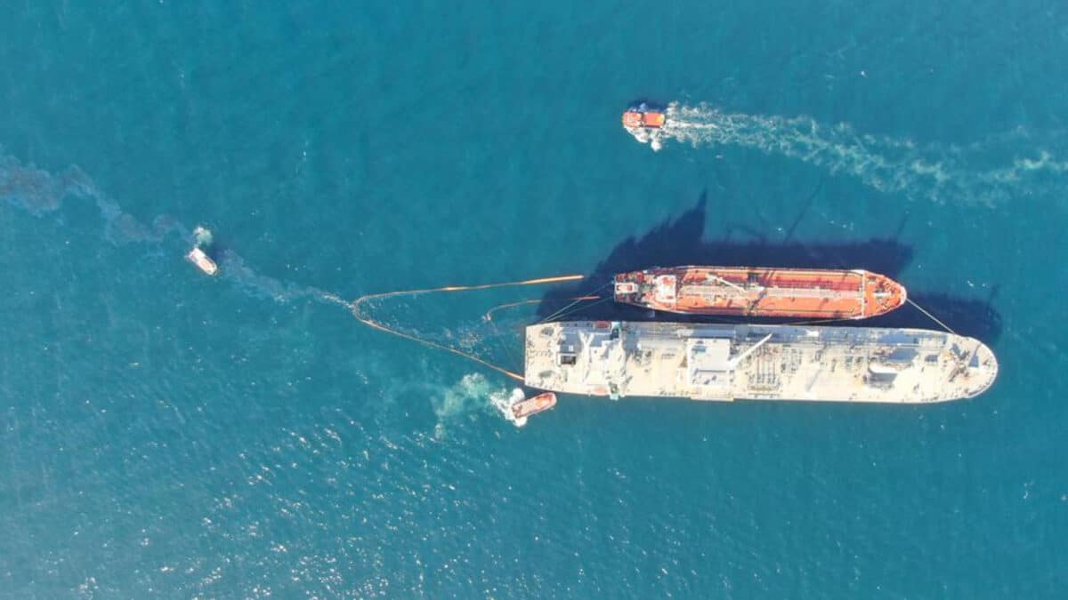 Vista aérea de dos buques y otras embarcaciones en la Bahía de Algeciras.