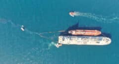 Un vertido de petróleo pone en alerta a toda la costa de Cádiz