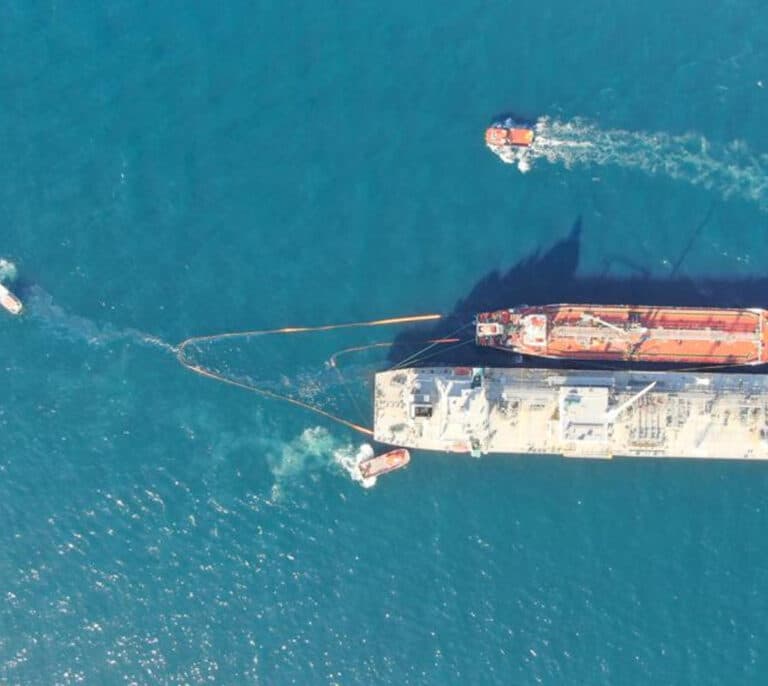 Un vertido de petróleo pone en alerta a toda la costa de Cádiz