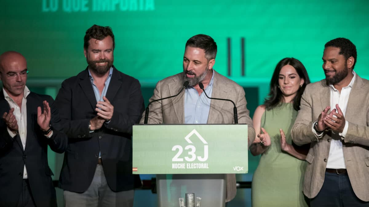El vicepresidente de Acción Política de Vox, Jorge Buxadé (i), el portavoz de Vox en el Congreso, Iván Espinosa de los Monteros (2i), el candidato de Vox a la Presidencia del Gobierno de España, Santiago Abascal (c), y el secretario general de Vox, Ignacio Garriga (d),