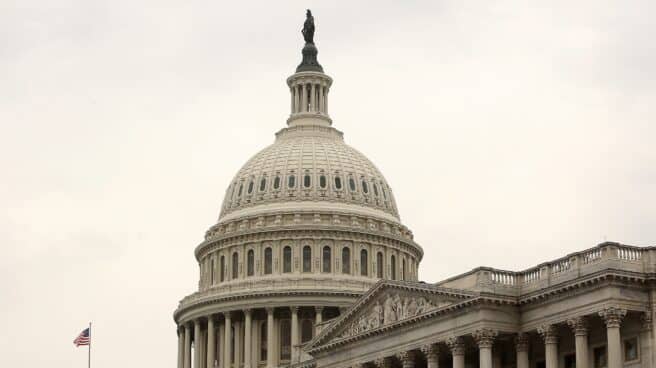 La Policía del Capitolio evacúa un edificio de oficinas del Senado en EE.UU por la posible presencia de un hombre armado Vista general del Capitolio de Estados Unidos, sede de la Cámara de Representantes y el Senado