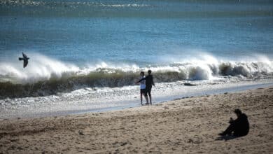 Un hombre de 40 años muere ahogado al intentar rescatar a dos jóvenes que no podían salir del agua