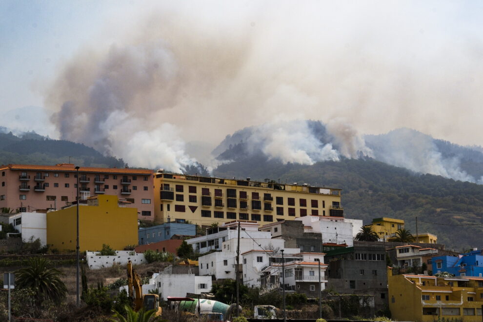 El incendio forestal que afecta a la isla de Tenerife mientras avanza por el municipio de La Victoria. 