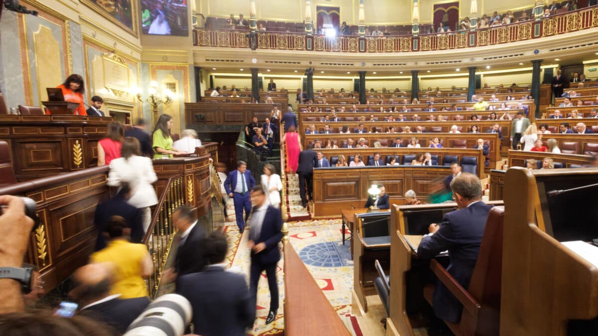 Votación durante la Sesión Constitutiva de la XV Legislatura en el Congreso de los Diputados
