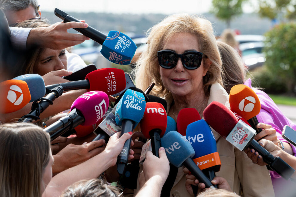 La periodista Ana Rosa Quintana, a su llegada al tanatorio de La Paz de Tres Cantos.
EFE/Fernando Villar