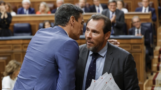 El presidente del Gobierno en funciones, Pedro Sánchez, felicita al diputado del PSOE y exalcalde de Valladolid Óscar Puente (d), en la primera sesión del debate de investidura del candidato popular, Alberto Núñez Feijóo, este 26 de septiembre de 2023. El presidente del Gobierno en funciones, Pedro Sánchez, felicita al diputado del PSOE y exalcalde de Valladolid Óscar Puente (d), en la primera sesión del debate de investidura del candidato popular, Alberto Núñez Feijóo, este 26 de septiembre de 2023.