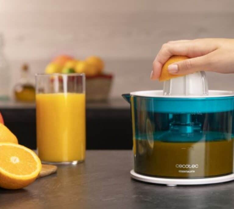 Prepara los mejores zumos con este exprimidor eléctrico de Cecotec que ahora cuesta menos de 10 euros