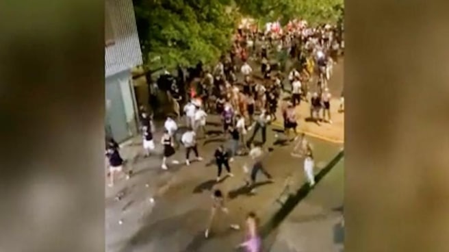 Más de 100 estudiantes atacan a una residencia "rival" en una batalla campal de novatadas en Valencia