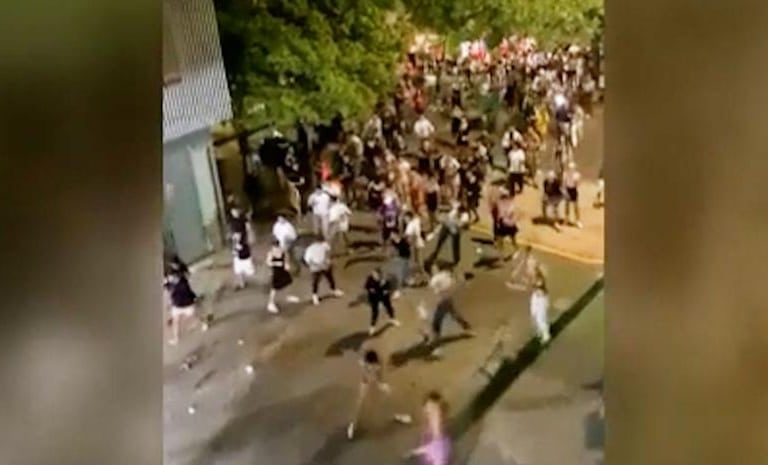Más de 100 estudiantes atacan a una residencia "rival" en una batalla campal de novatadas en Valencia