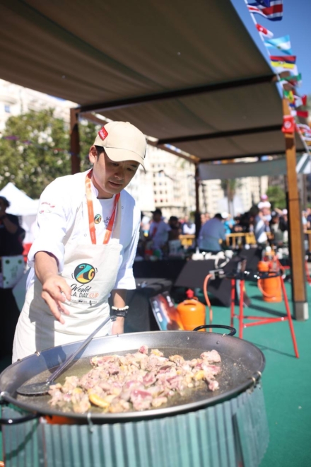 El chef japonés, Kohei Hatashita, preparando su paella que se llevó el premio de World Paella Day Cup 2023