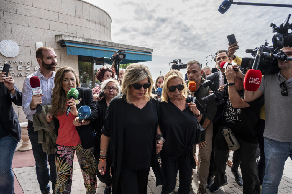 Terelu Campos y su hermana, Carmen Borrego, a su llegada al tanatorio de La Paz de Tres Cantos. EFE / Fernando Villar