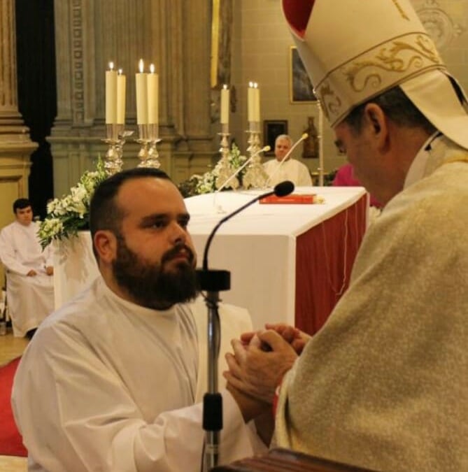 Imagen de Francisco Javier C., el día en que dió su primera eucaristía como cura en Málaga.