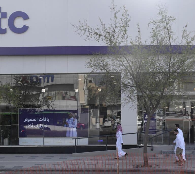 Arabia Saudí entra en Telefónica por la puerta de atrás