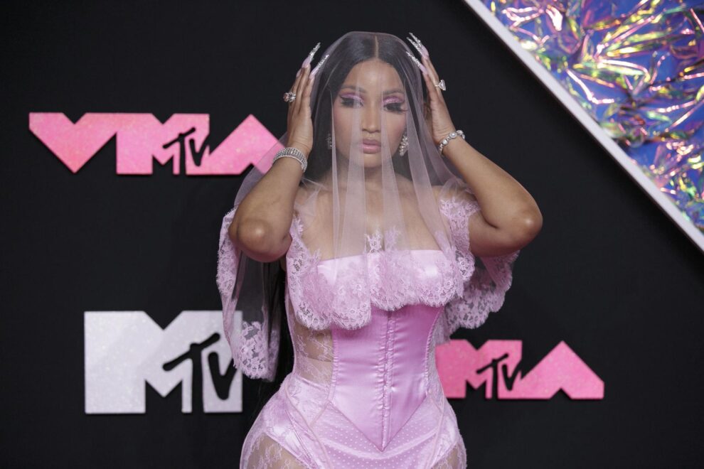 Nicki Minaj a su llegada a la alfombra rosa con un conjunto de Barbie nupcial