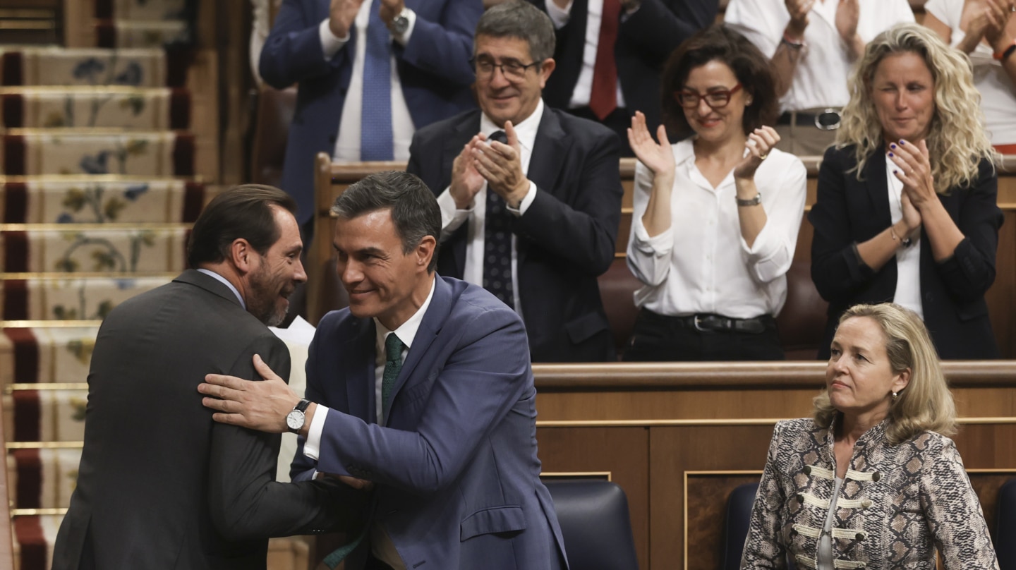 MADRID, 26/09/2023.- El presidente del Gobierno en funciones, Pedro Sánchez, saluda al diputado del PSOE Óscar Puente (i), en la primera sesión del debate de investidura del candidato popular Alberto Núñez Feijóo a la Presidencia del Gobierno, este martes en el Congreso. EFE/Kiko Huesca